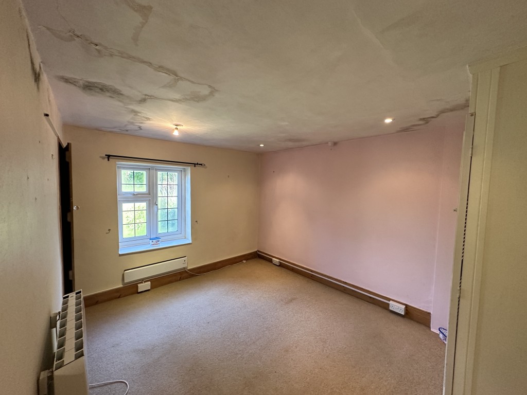 Lot: 135 - DETACHED COTTAGE FOR REFURBISHMENT ON 1.23 ACRES OF GROUNDS - Second Bedroom